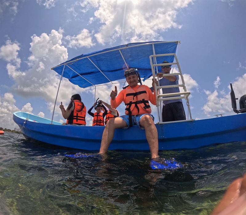 Grupo a bordo de la lancha de Ok Costa Maya frente a la costa de Mahahual